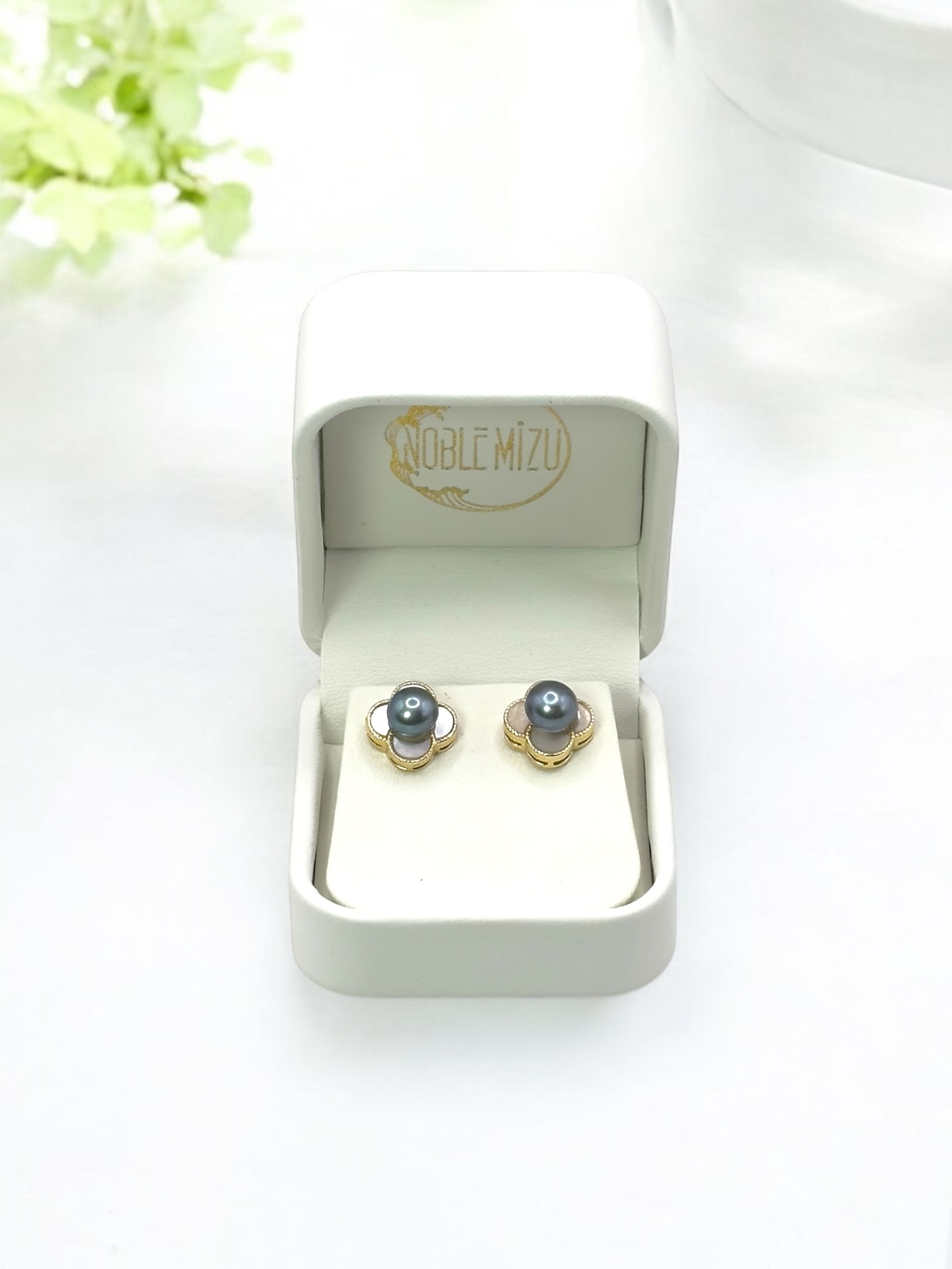 7 – 8 mm Black Mother of Pearl Flower Shaped Earrings