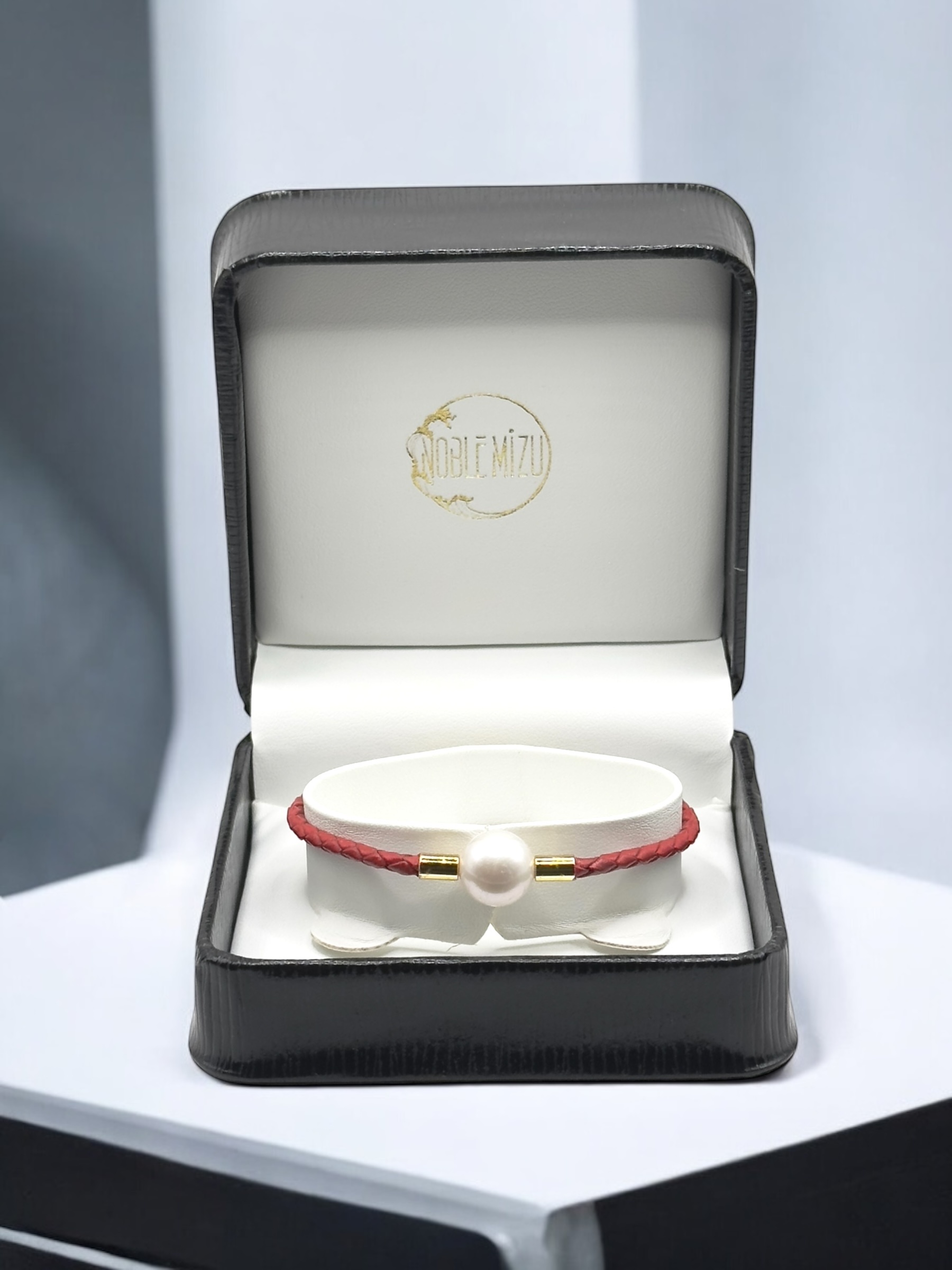 11 – 12 mm White Pearl Red Leather Strap Lock Bracelet