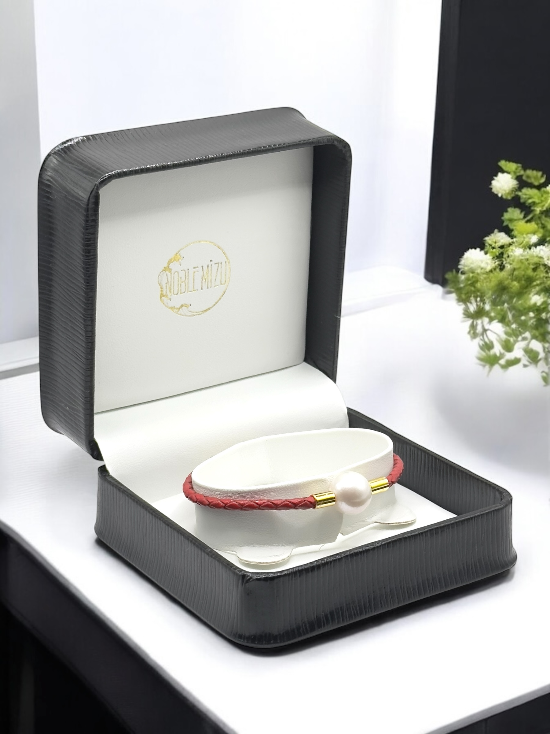 11 – 12 mm White Pearl Red Leather Strap Lock Bracelet