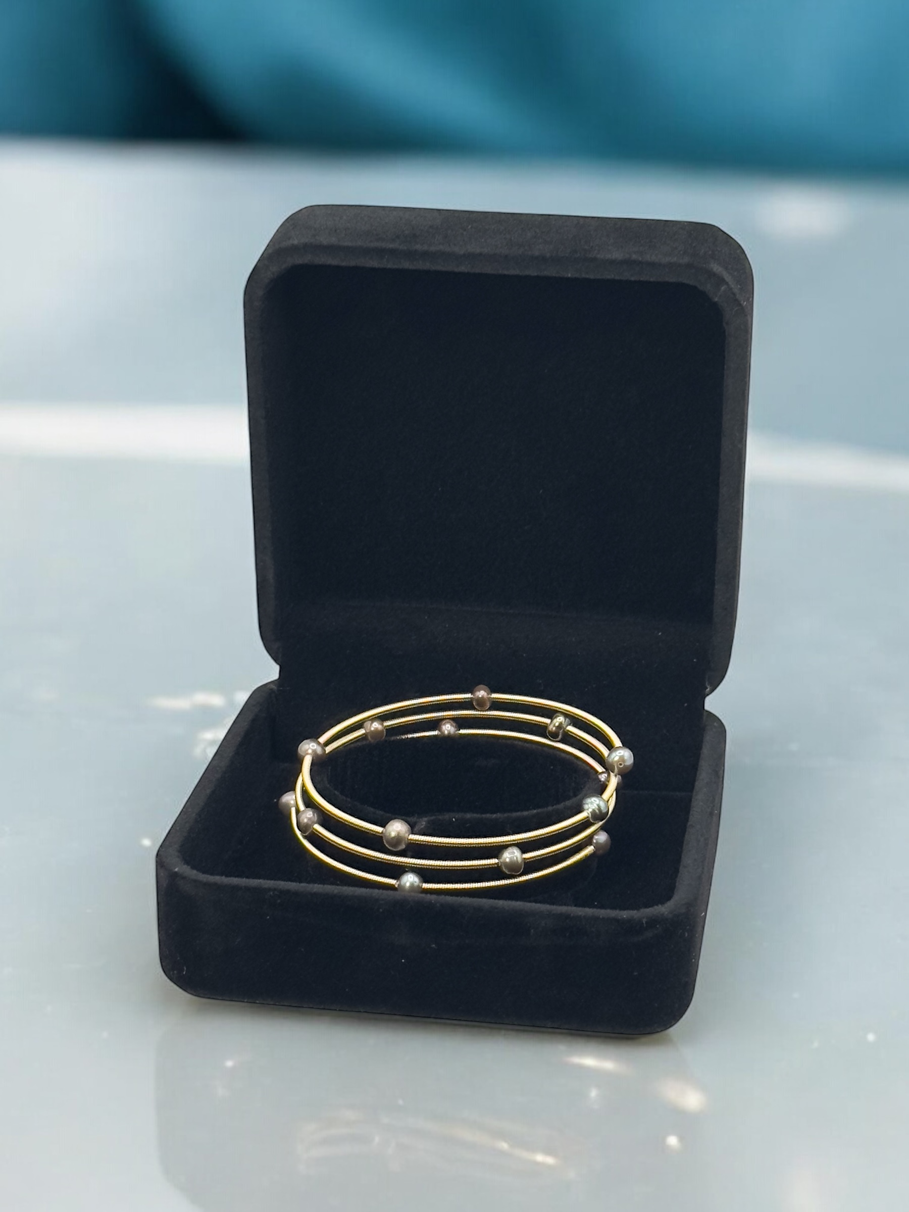 5 – 6 mm Multi Loop Black Pearl Gold Plated Bangle