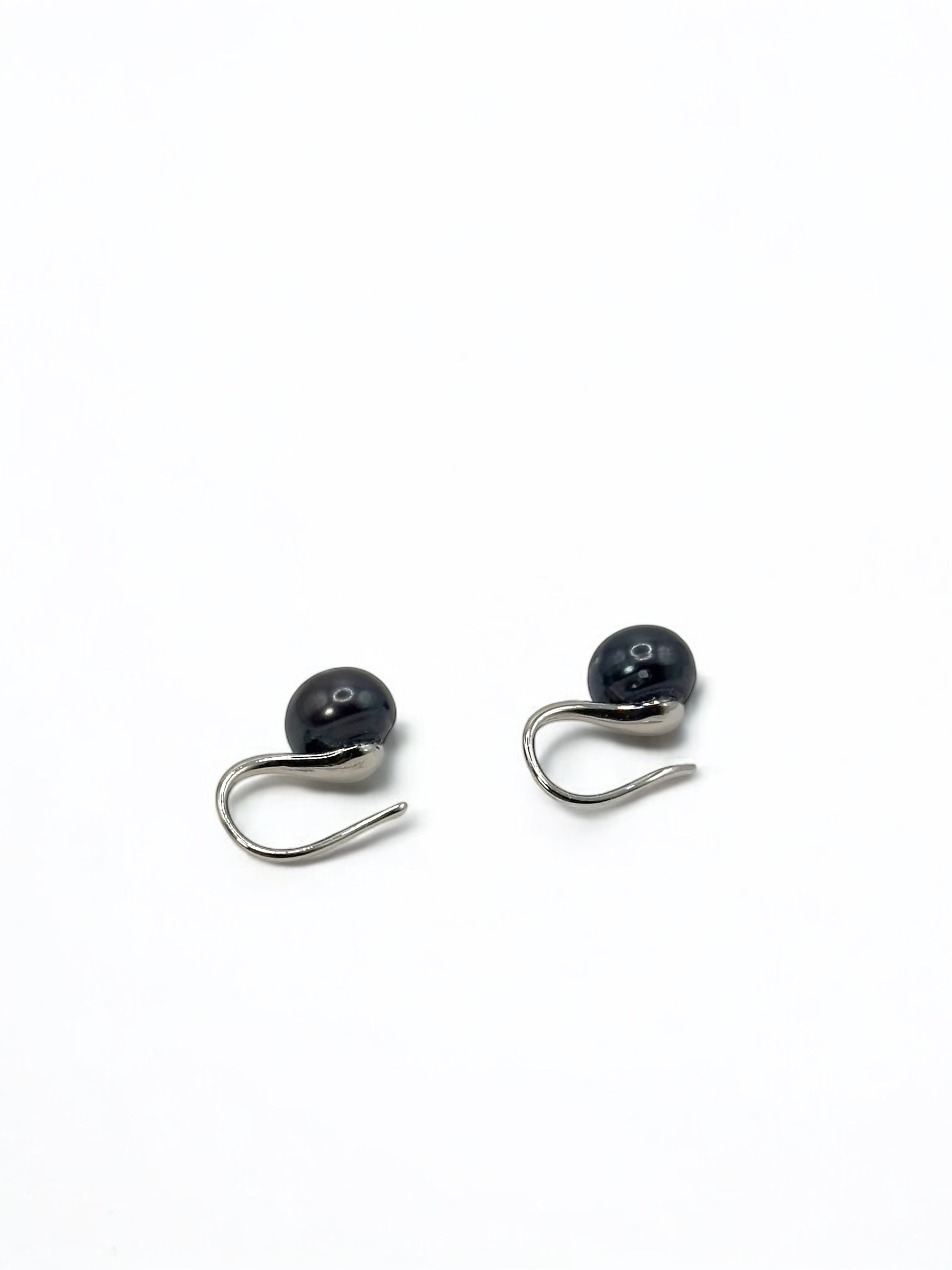 8 – 9 mm Black Pearl Stainless Hook Earrings