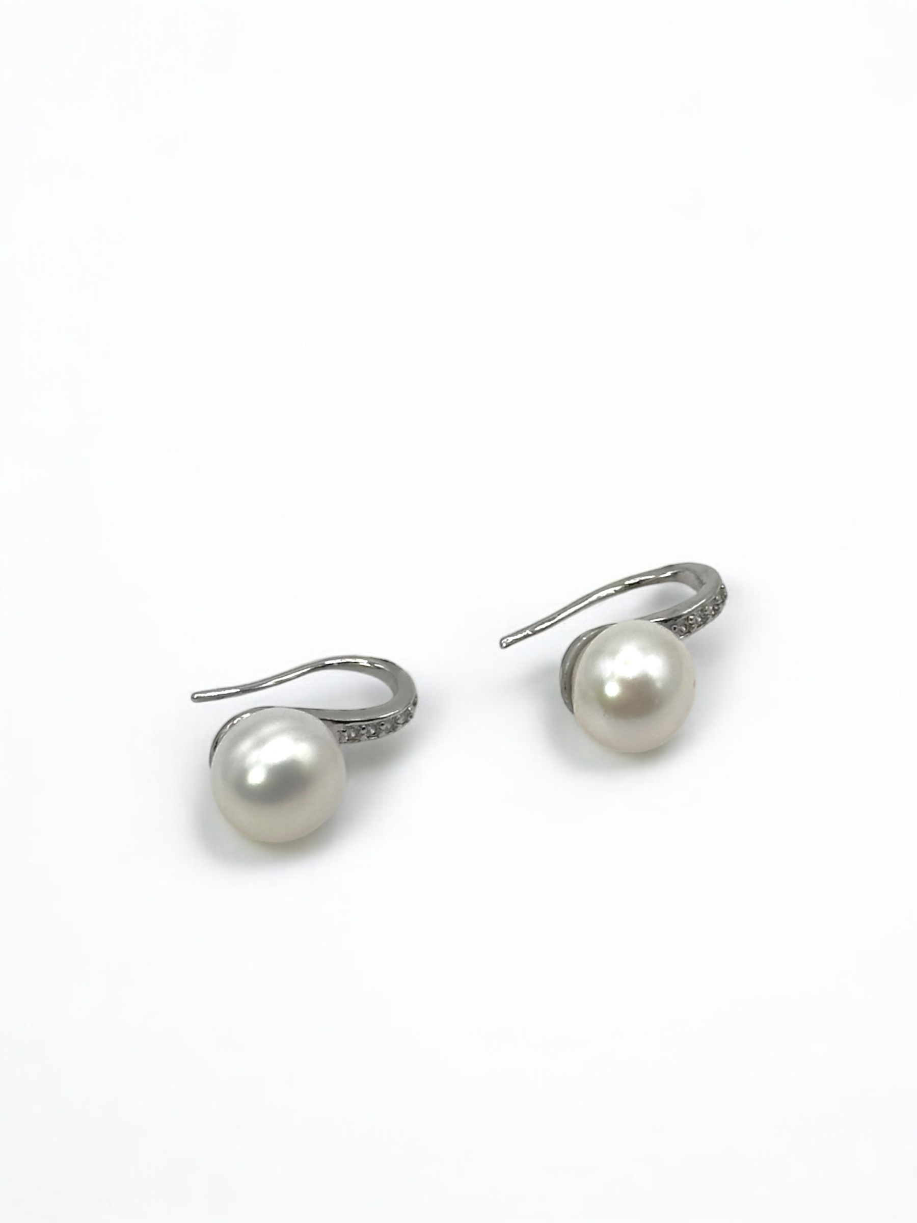 8 – 9 mm White Pearl Stainless Hook Earrings