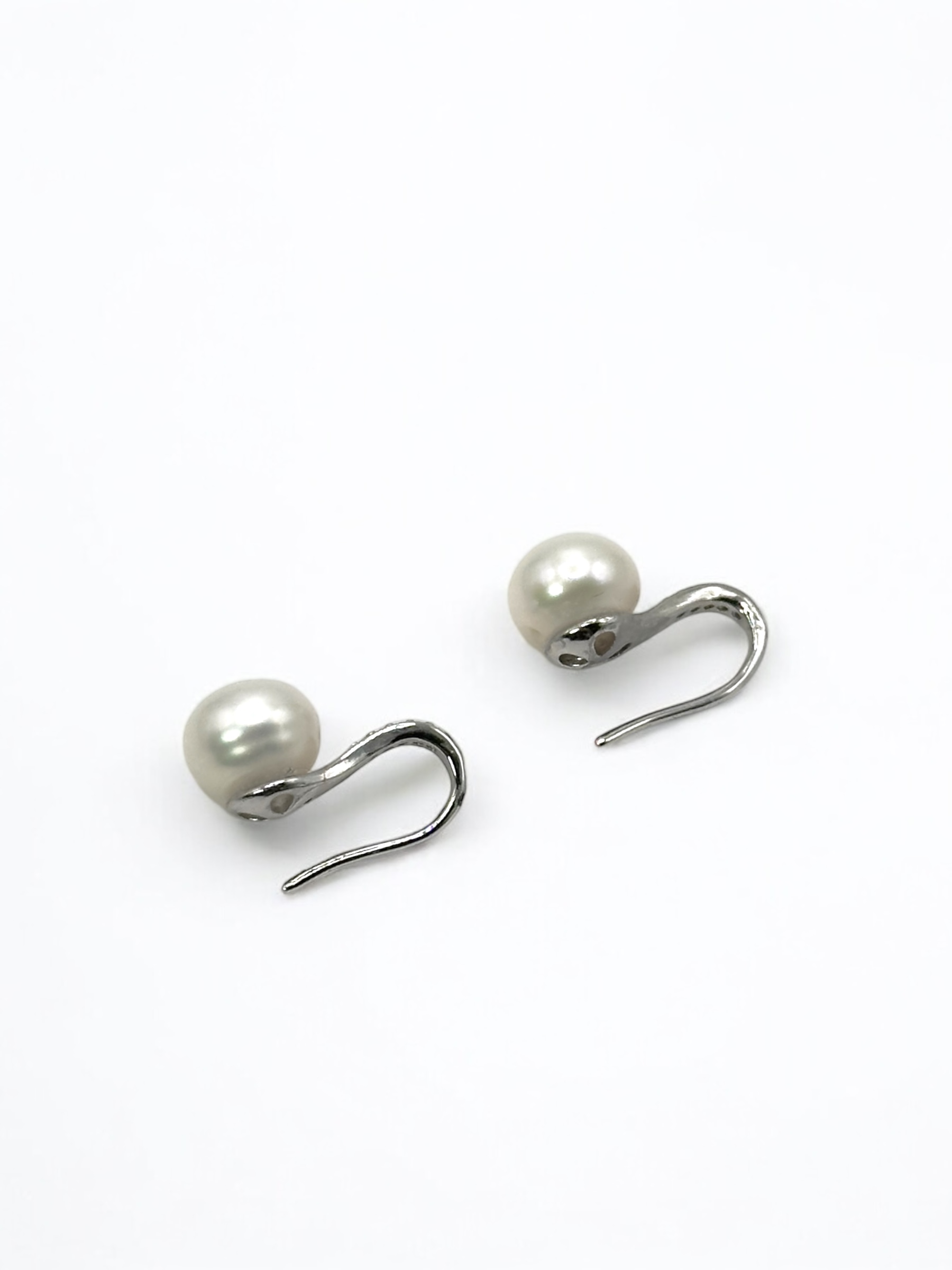 8 – 9 mm White Pearl Stainless Hook Earrings