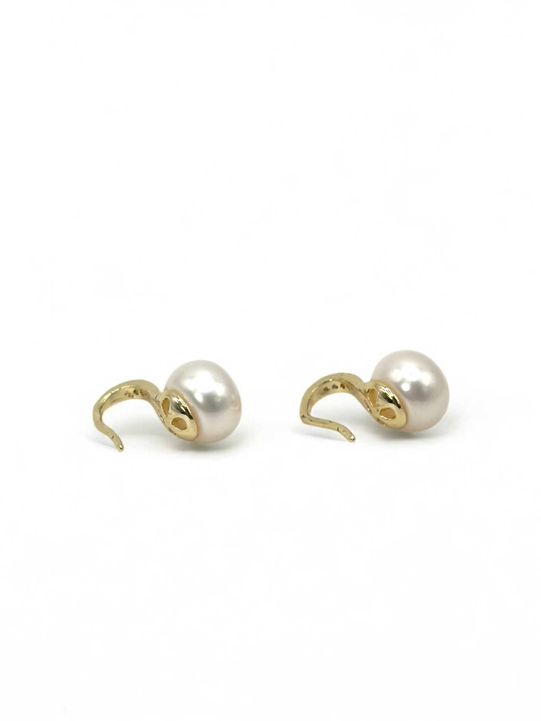 8 – 9 mm White Pearl Gold Plated Hook Earrings