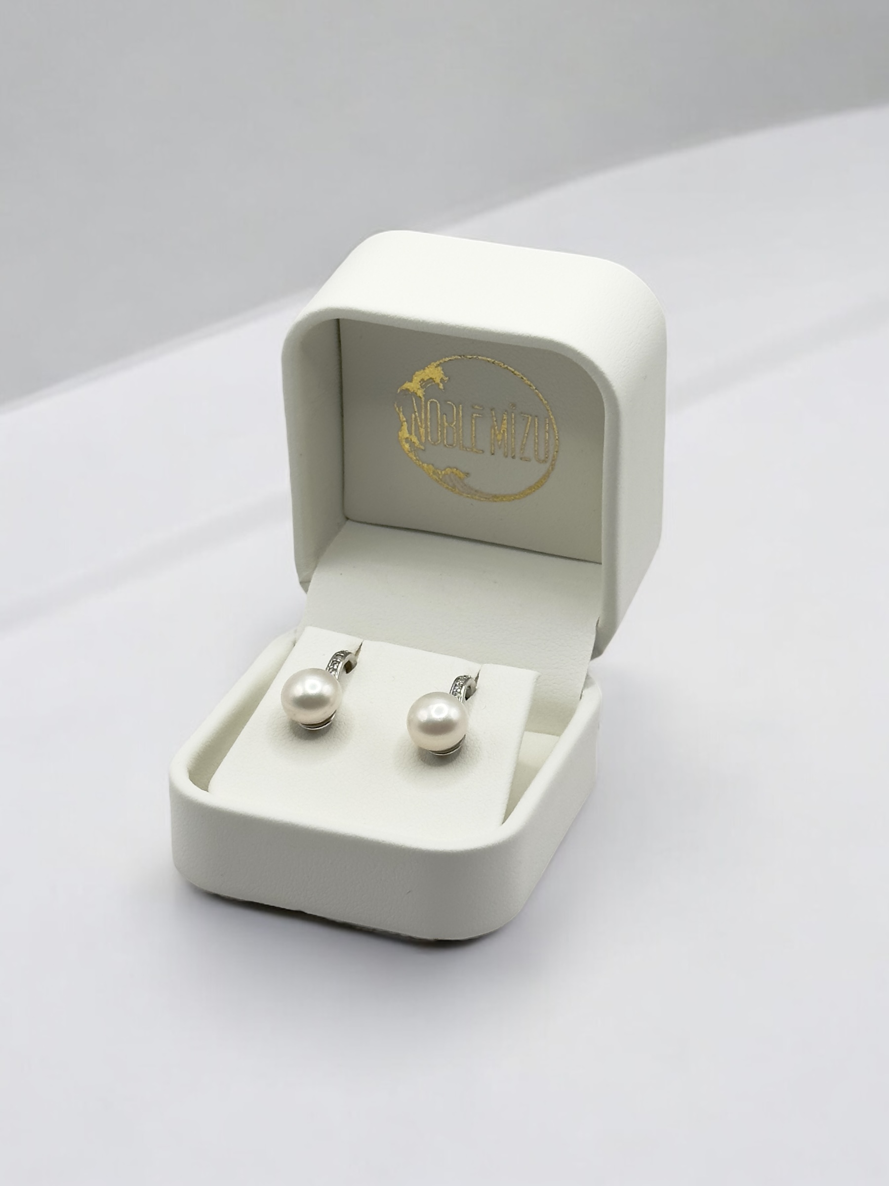 8 – 9 mm White Pearl Stainless Hook Earrings